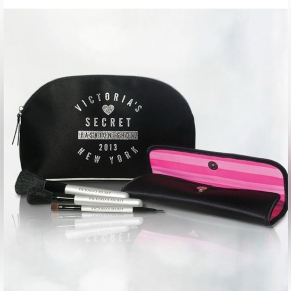 🎉HP🎉 Victoria's Secret Cosmetic Bag & Brush Set NWOT 💗 Black and Silver - Picture 2 of 15